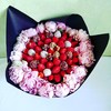 Букет из клубники и цветов