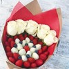 Букет из клубники и цветов