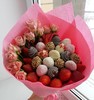 Букет из клубники и цветов