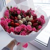 Букет из клубники и цветов