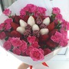 Букет из клубники и цветов